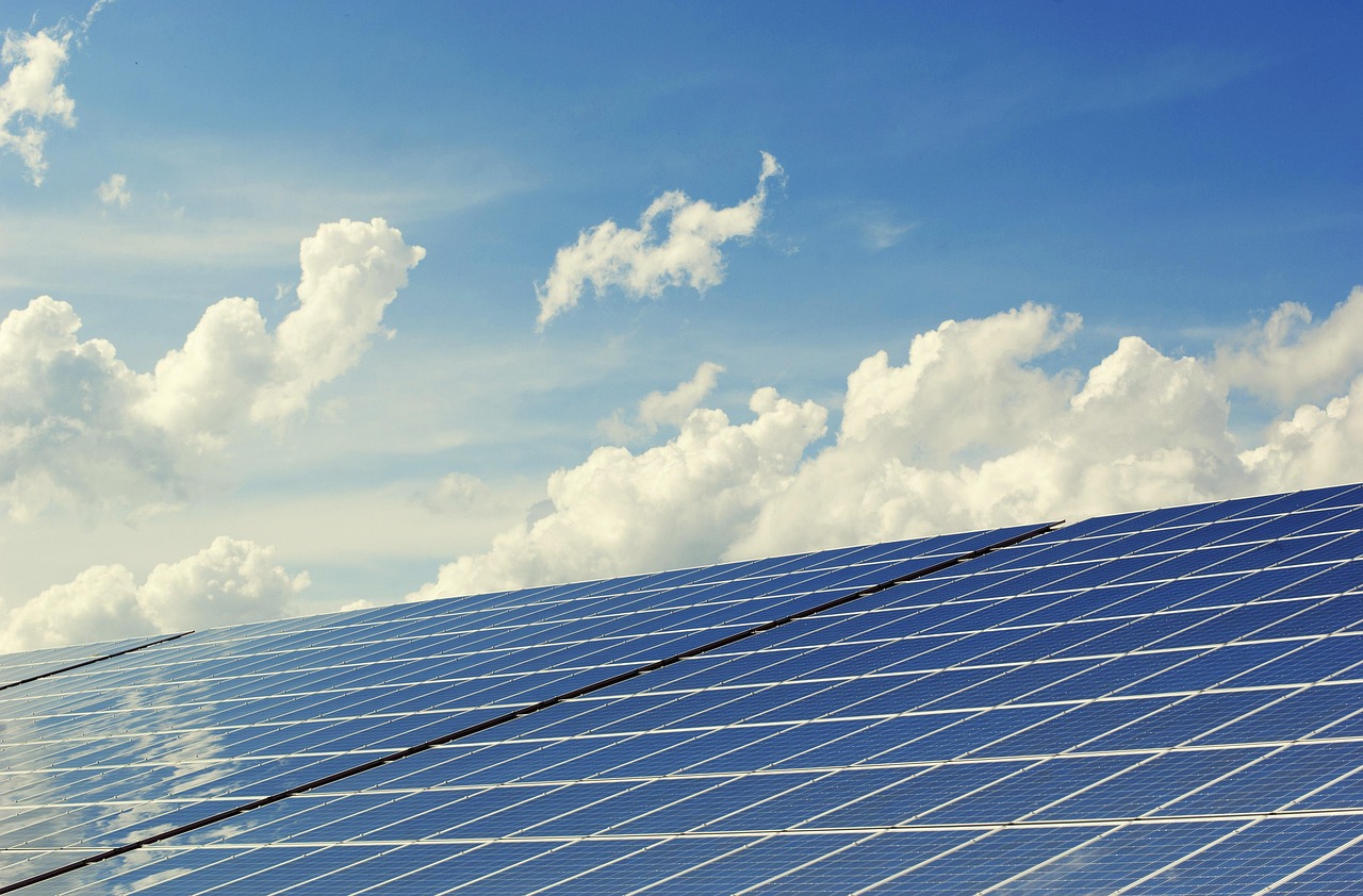 Moderne tuinfontein met eco-vriendelijke zonnecellen.