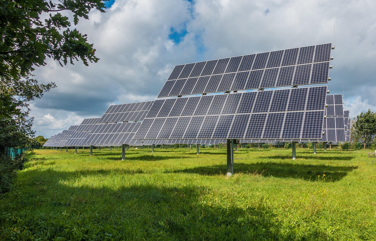 Stijlvolle zonne-energiefontein naast bloemenperk.
